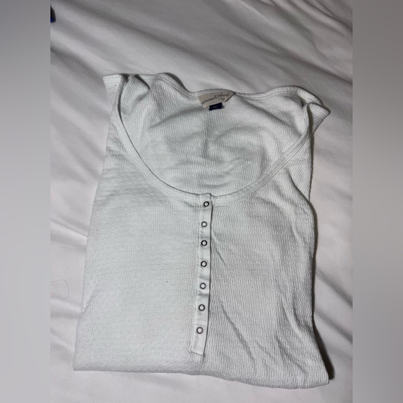 Woman universal thread white 1/4 button tee - Picture 2 of 3